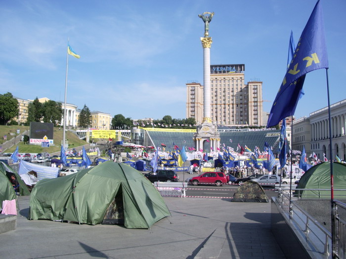 палатки на главной площади страны)))