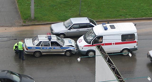 Ало, это пожарная?! тут мент с медиком деруться...)))