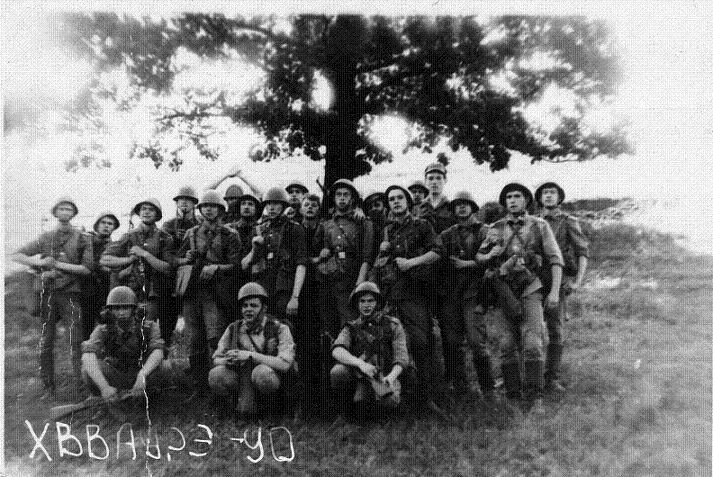 я - нижний ряд, крайний слева