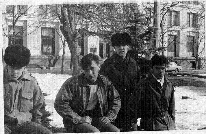 отдыхаем на Сумской, я - второй слева