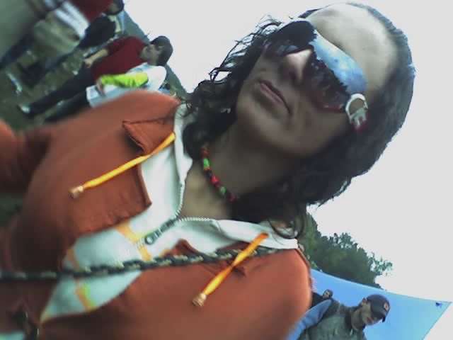 Это девочку тоже знатно пи..ло, а я её фоткал, хотя она этого не особо хотела...