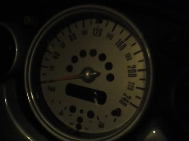 Спидометр купера похож на старое радио!