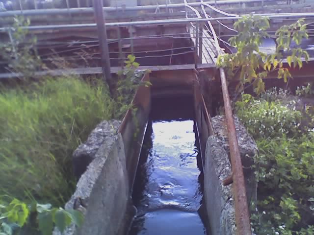 а это течкут сточные воды... запах там незабываемы...