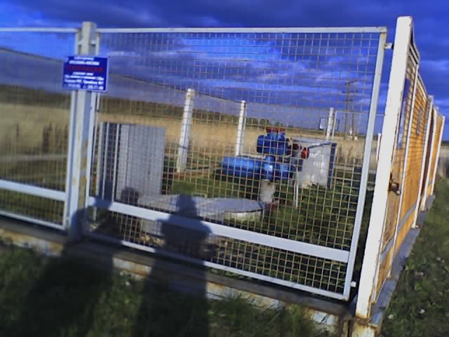 непонятные сооружения... аля нефтепровод... москва-ярославль...