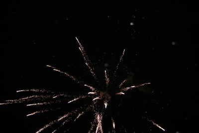 в 1 час пошли салют запускать)