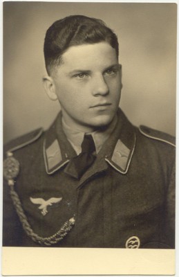 Меня зовут Эрик Хартманн.<br />Вот мое фото 1942 год.<br />Живу в Берлине.