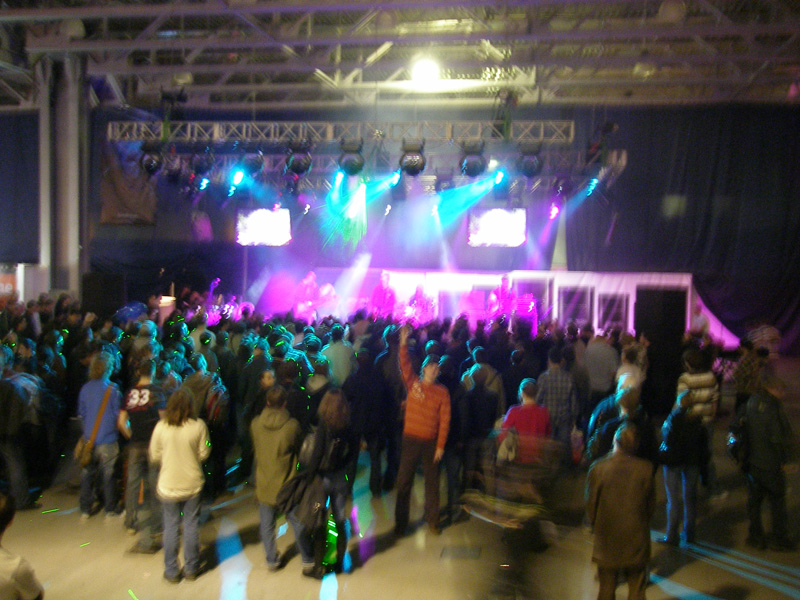 это когда выступали кирпичи