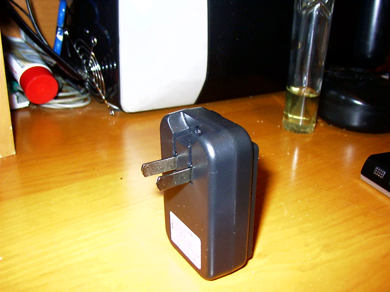 Зарядка. В нее втыкается USB провод и в комп идет зарядка, так же возможно вытащить батарейку разместить ее на зарядке и в разетку.