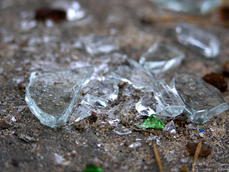 Осколки стекла..