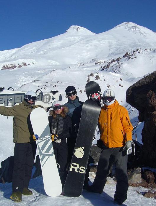 на заднем плане самая высокая вершина Европы