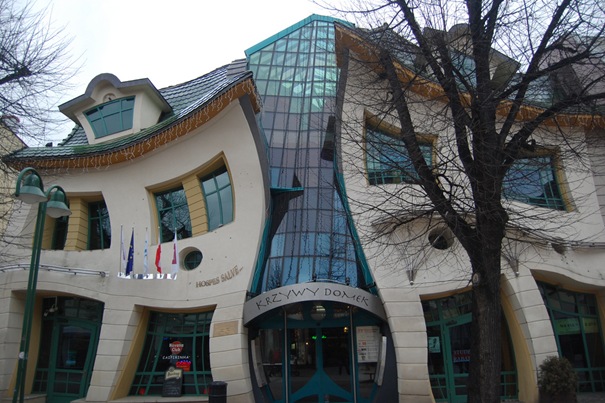 01-thecrookedhouse-thumb.jpg