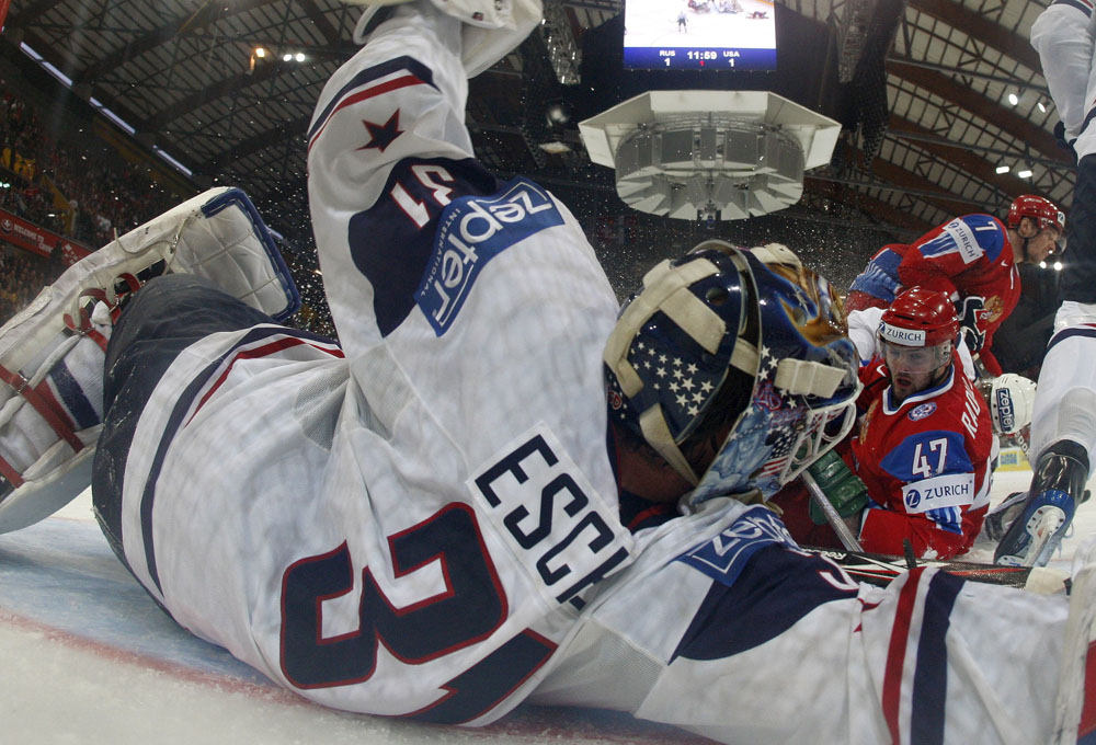 2009-05-02T212344Z_01_BRN118_RTRIDSP_3_ICE-HOCKEY.jpg