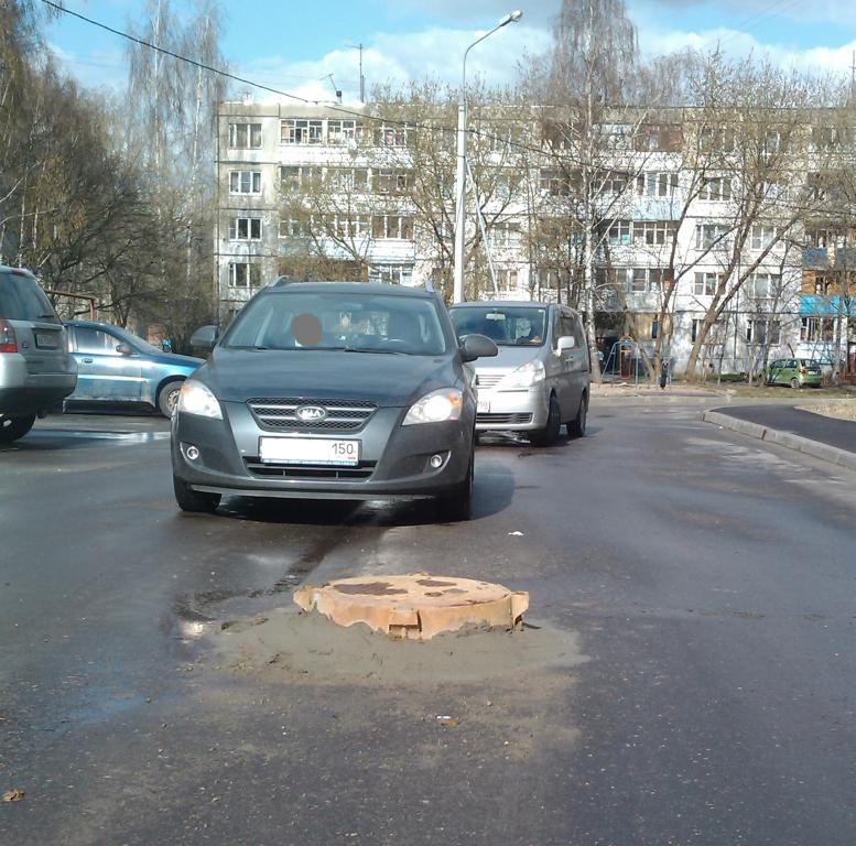фото со стороны на фоне машины