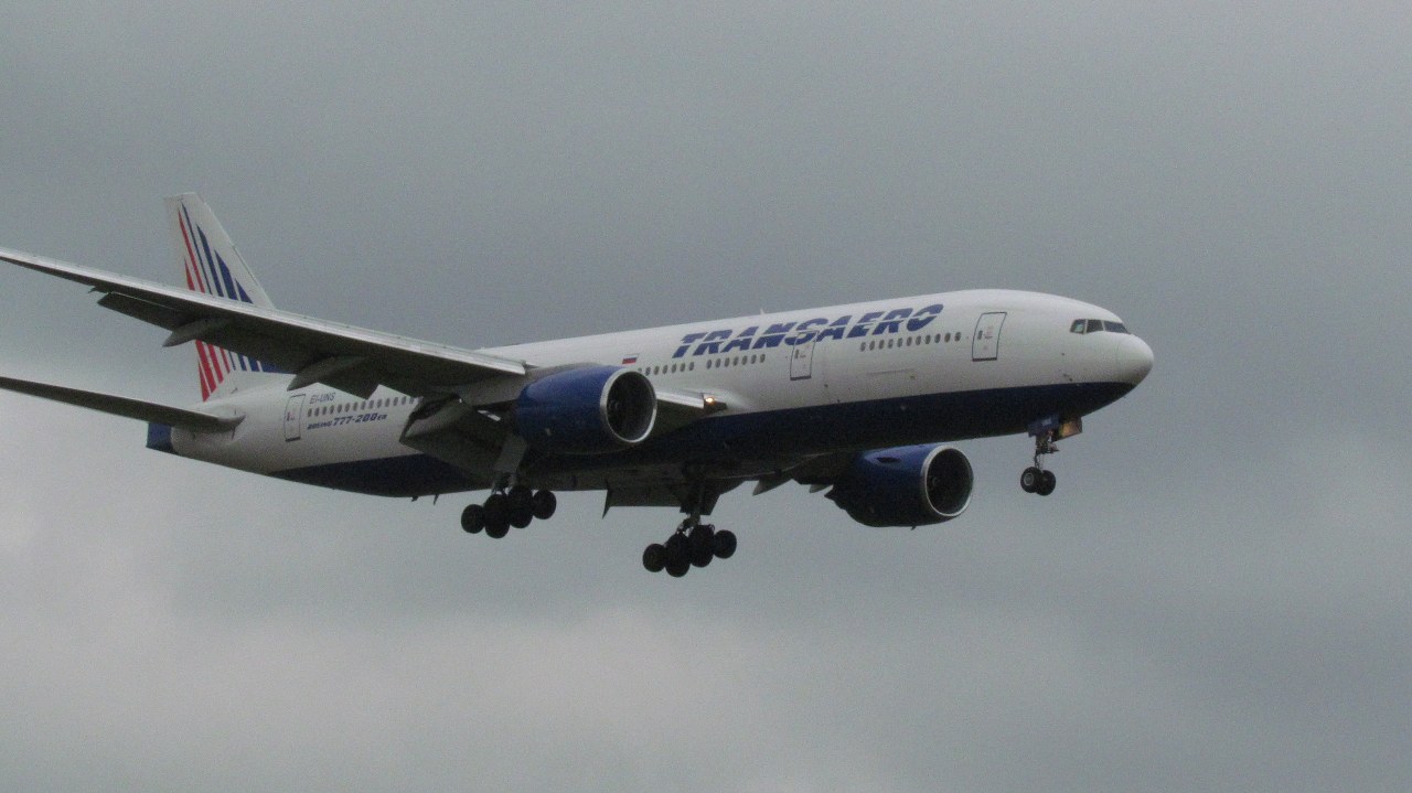 а  дальше  прилетел  боинг 777,  &quot;Возьми себе за правило летать всегда  TRANSAERO&quot;