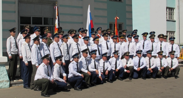 Прощай ВВА Фото у знамени.jpg