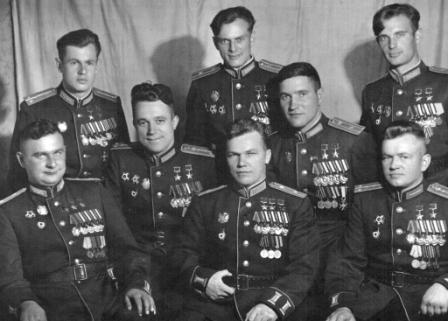 Ефимов крайний слева в верхнем ряду.<br />нижний ряд-Глинка Д.Б., Кожедуб И.Н, Головачёв П., <br />средний ряд-Попков В., Боровых А.Е., <br />верхний ряд- Ефимов А.Н., Недбайло,Михлык.<br />12 сентября 1945 г. В день вручения ордена Ленина. Москва.