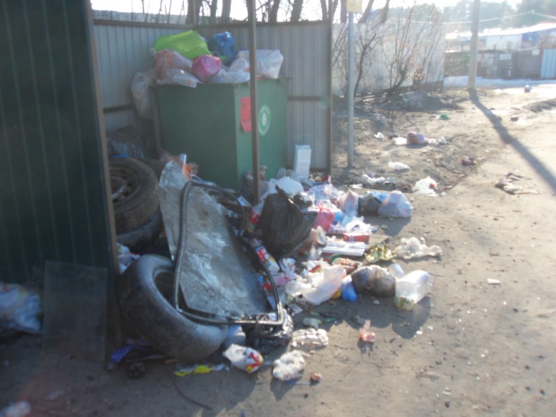 мусорка Новинское шоссе поворот у моста.jpg