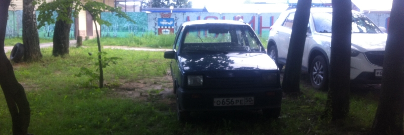 Между домами 3 и 5 по ул. Дементьева.