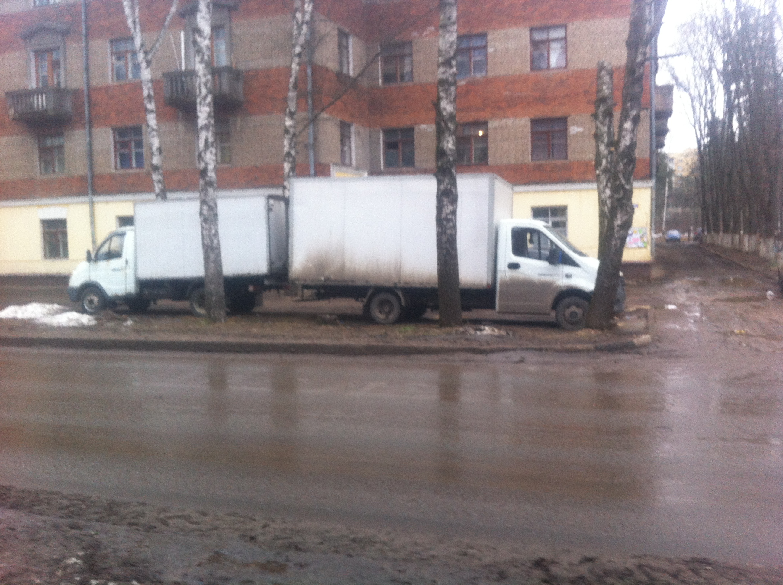 Ну а на этом фото полный беспредел. Уже второй день два грузовика стоят на Авиационной рядом с хлебным ларьком. По всей видимости хозяин грузовиков один и тот же. Этот чудак без зазрения совести две тяжелых машины ставит на зеленые насаждения.