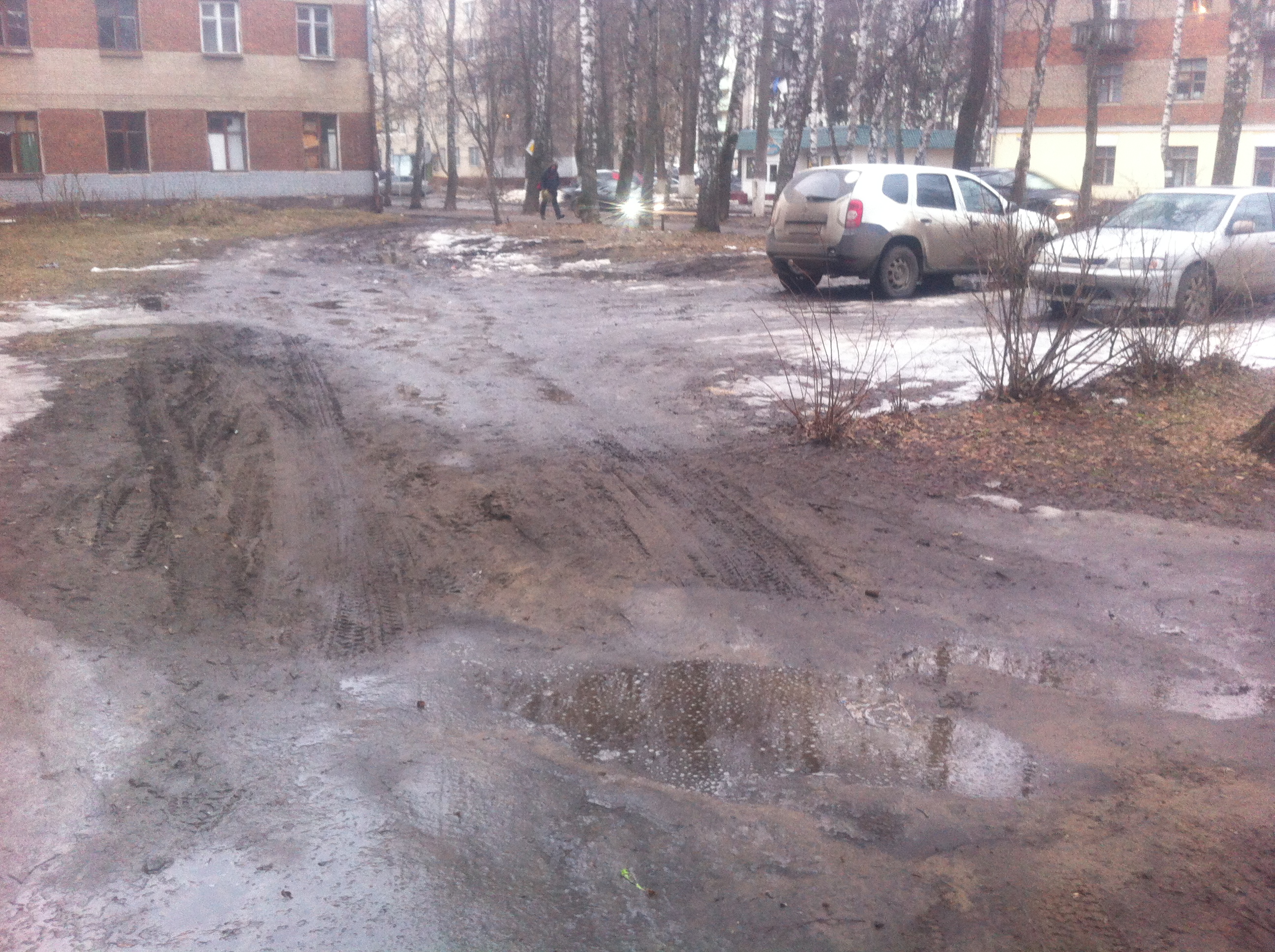 В прошлом году такого сквозного проезда не было. Сейчас он есть.