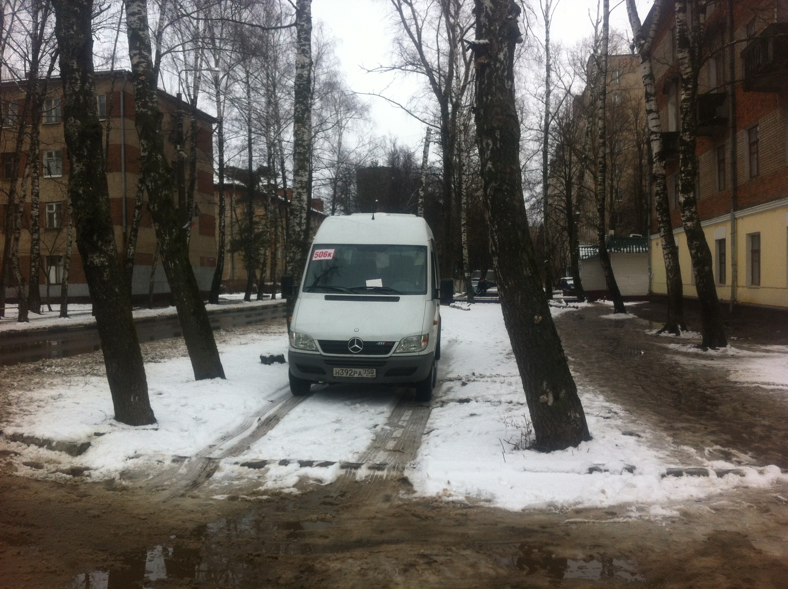 Этот автобус уже несколько дней паркуется на зеленых насаждениях. На лобовое стекло я написал записку о том, что водитель нарушает два закона Московской области. На следующий день он встал на то же место, только задницей вперед. Ну что, как говорится, кто не спрятался я не виноват.