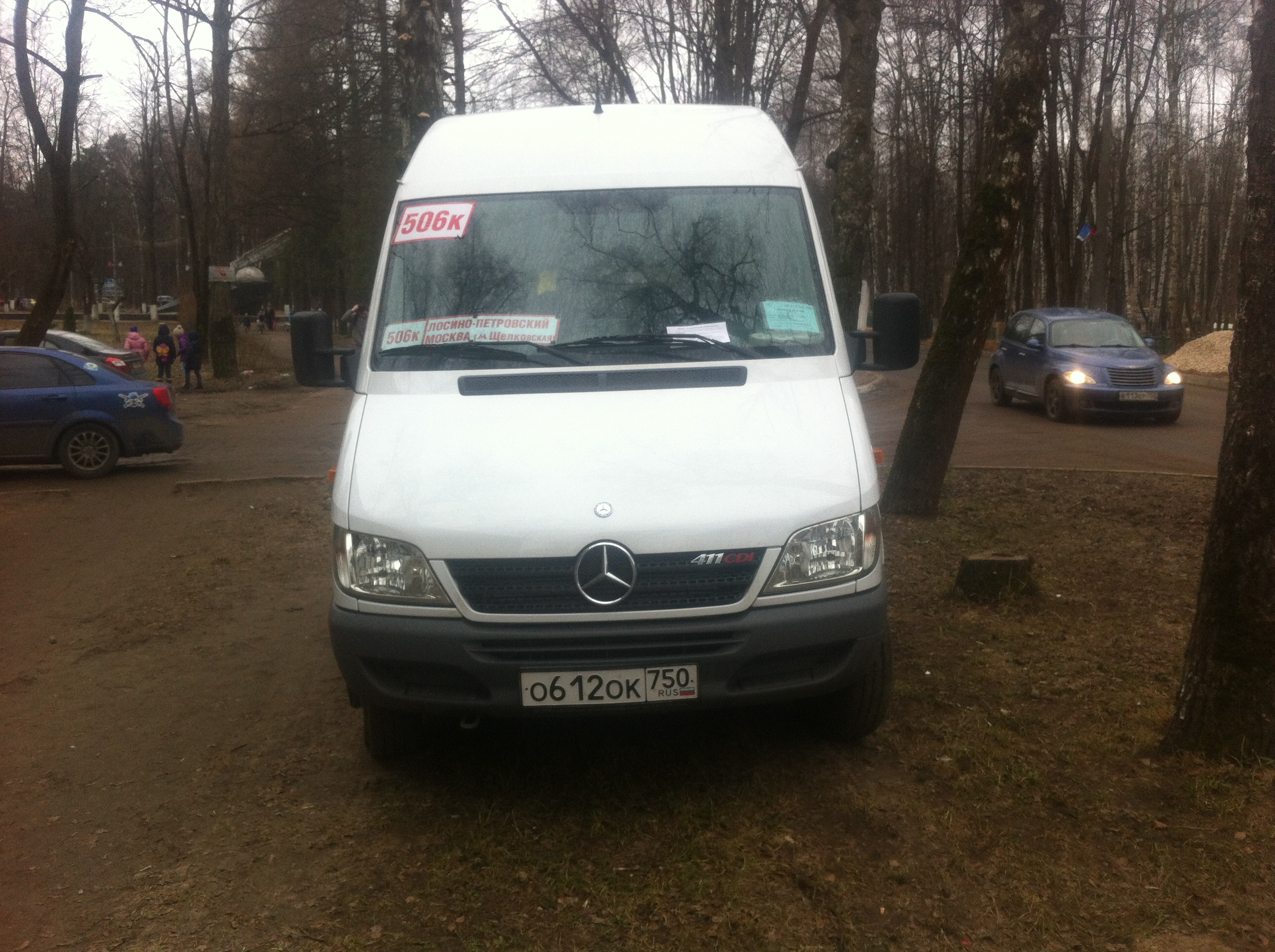Вот на этом месте почти неделю базировались два автобуса 506 маршрута. Сейчас стоит один. И что, надо пройти мимо?