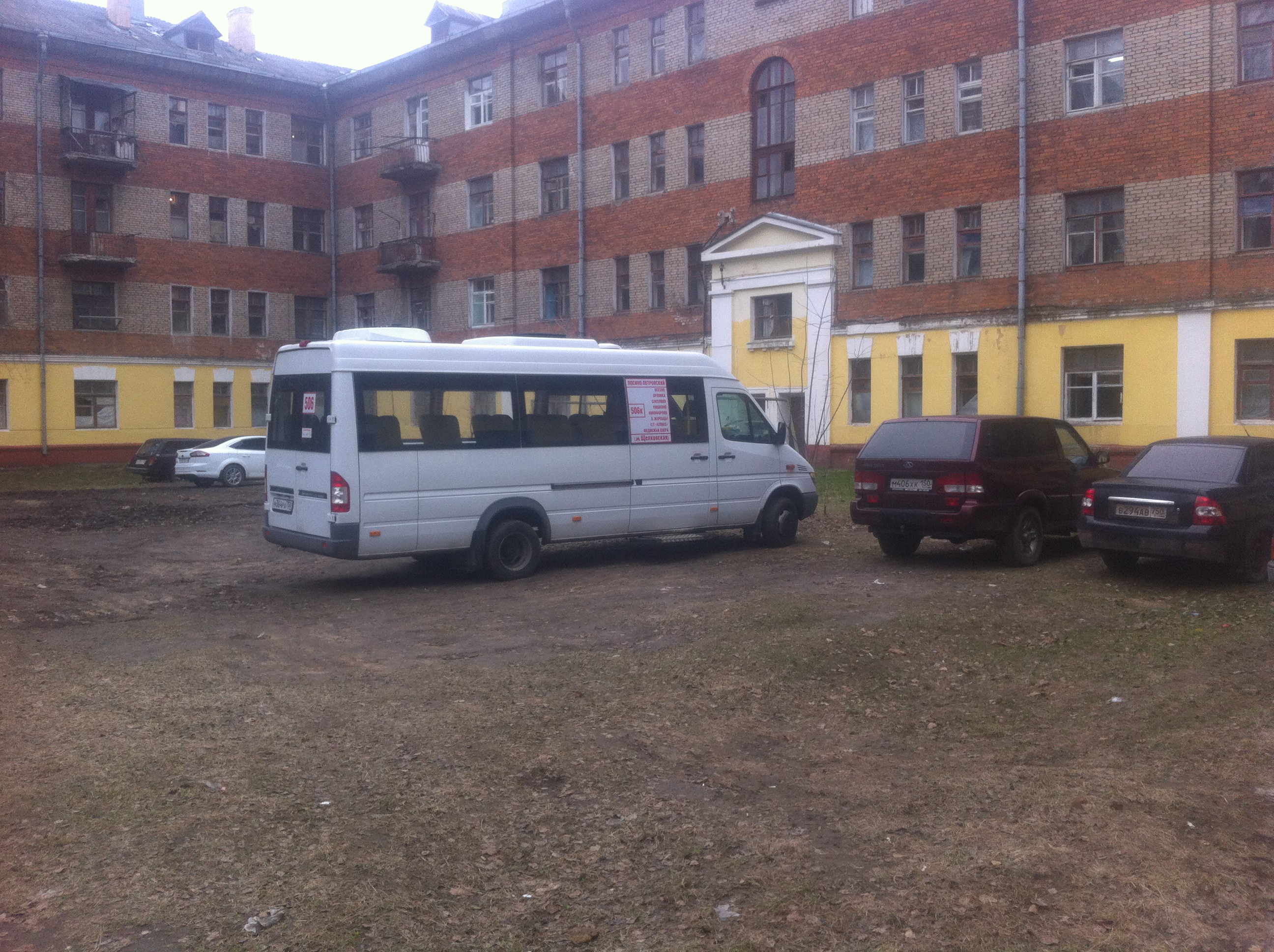 Второй автобус начал парковаться вот здесь. Я бы еще понял, если бы автобус был 587 маршрута, а ведь стоят автобусы 506 маршрута.