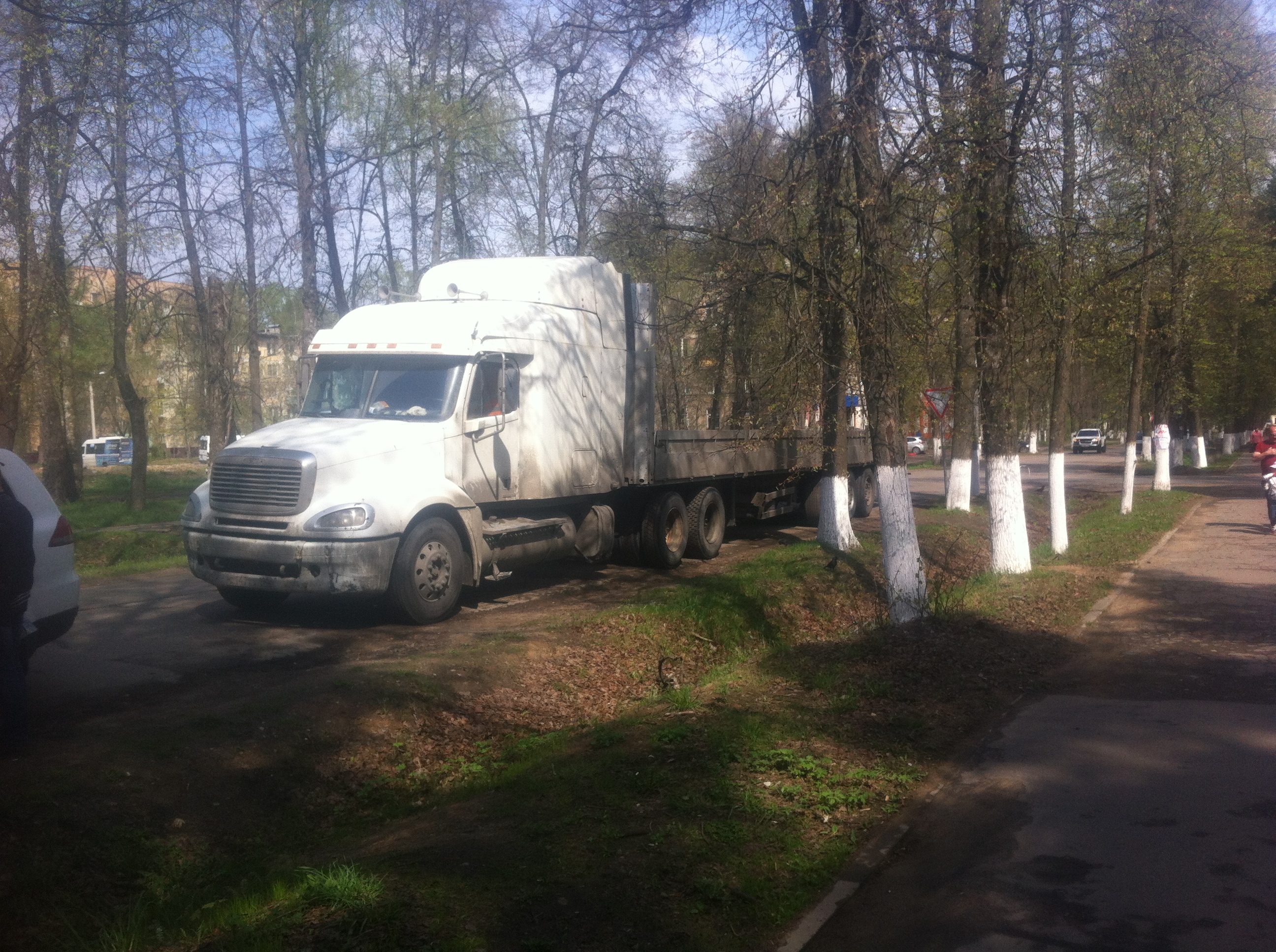 Фото сделано сегодня в 10.30.  В это время на Маслова стоял еще один тежелый грузовик, но фото вышло крайне неудачным.